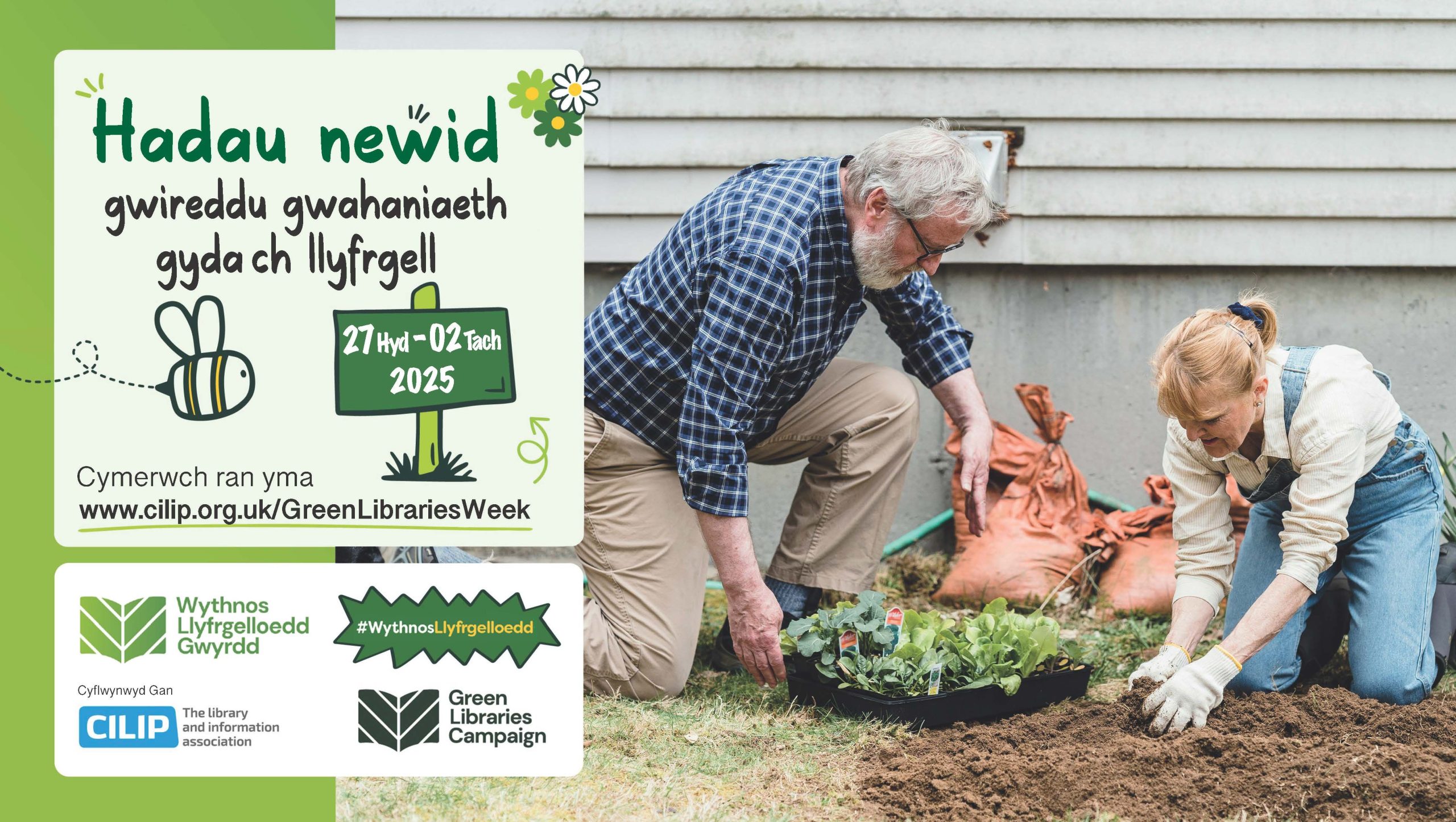 Gwirfoddolwyr mewn gardd llyfrgell